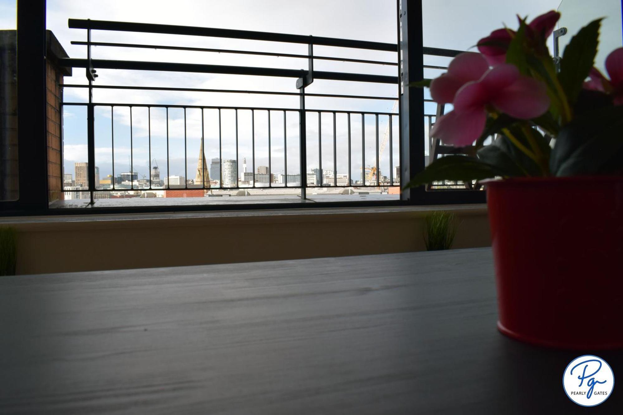 Penthouse - Amazing City Skyline Views - Balcony - Free Extra 2 Hours - Free Parking - Utilita Arena - Bullring Shopping - New St Station- Super King Size Bed برمنغهام المظهر الخارجي الصورة